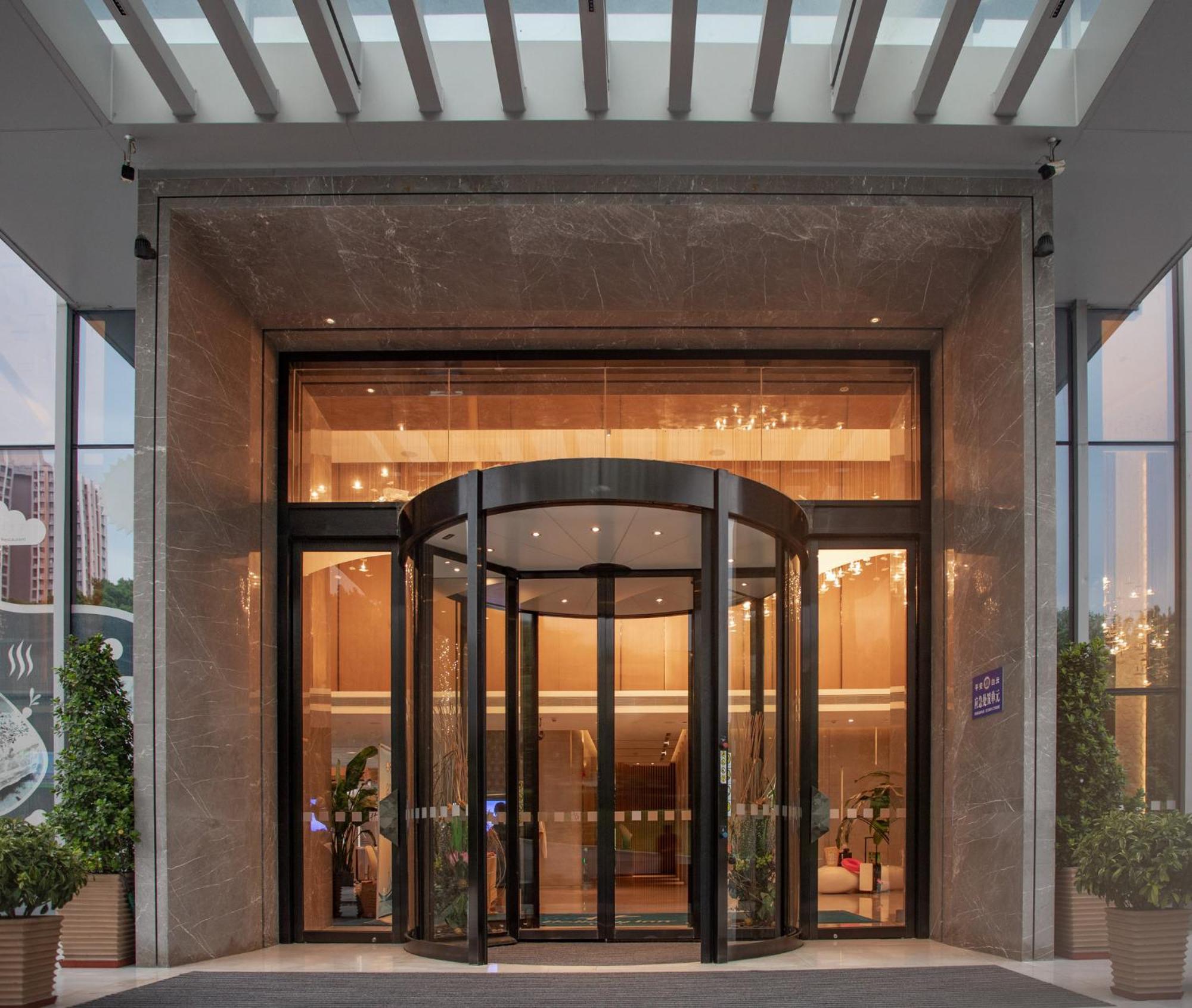 Holiday Inn Guangzhou South Lake Hotel - Ideal For Business & Leisure Bagian luar foto