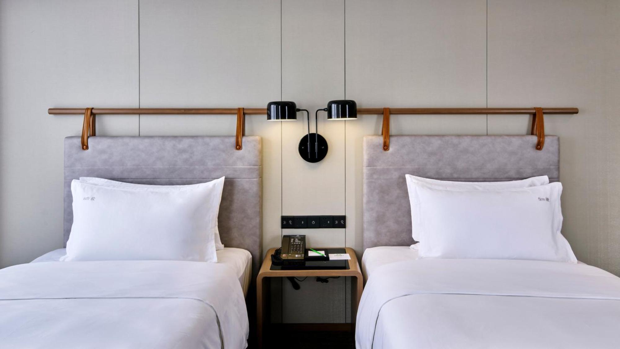 Holiday Inn Guangzhou South Lake Hotel - Ideal For Business & Leisure Bagian luar foto